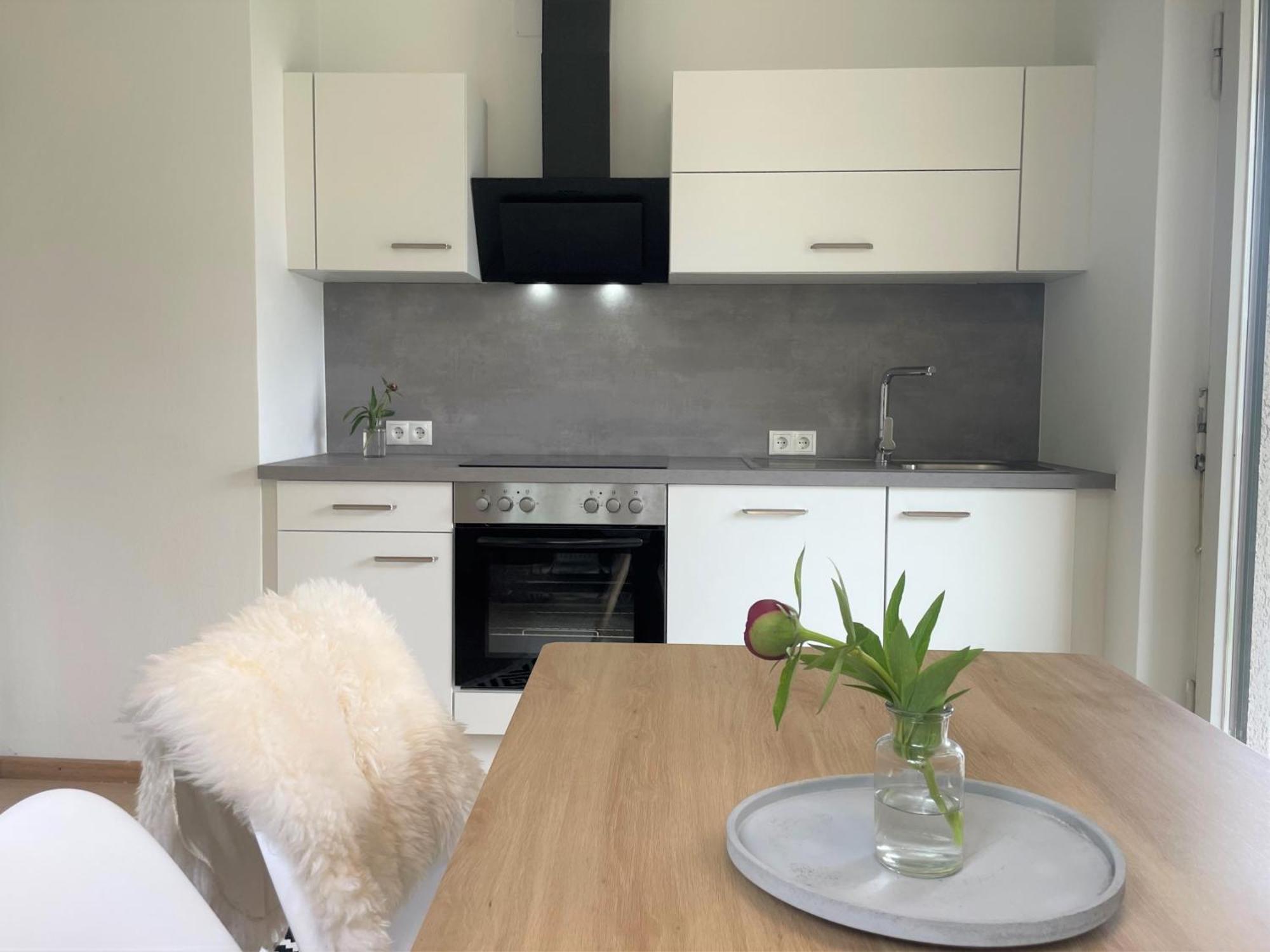Crown Living Design Apartment - 2 Schlafzimmer - Kueche - Gratis Parkplatz - Abstellraum Fuer Fahrraeder/Ski Mader Exterior photo