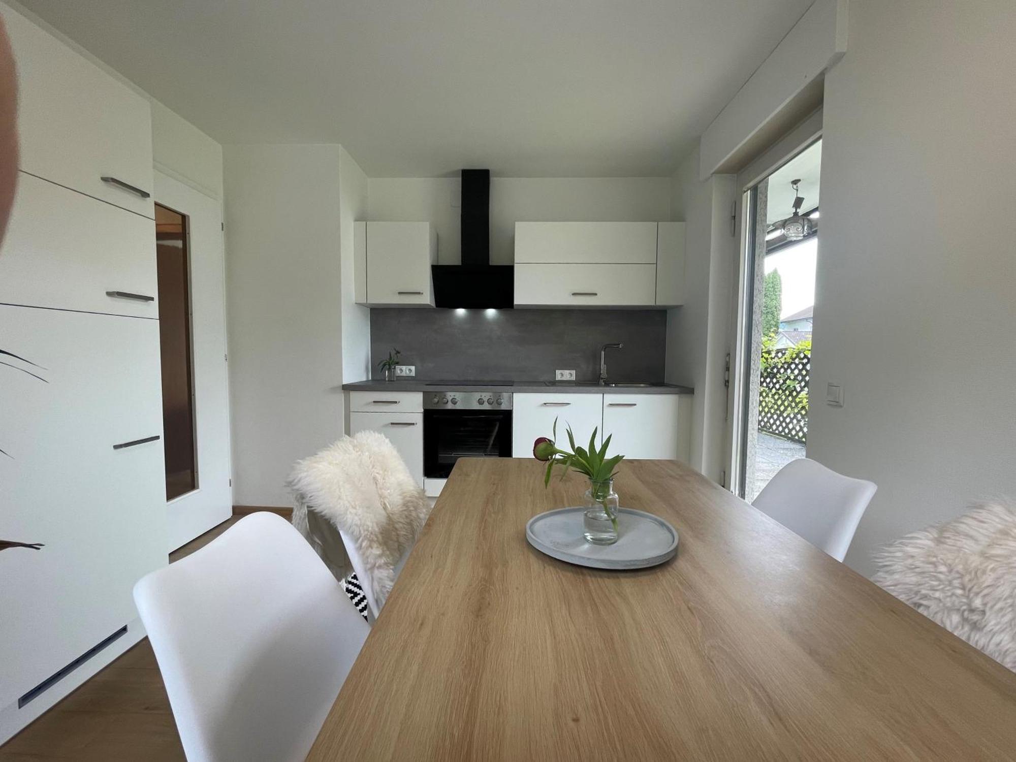 Crown Living Design Apartment - 2 Schlafzimmer - Kueche - Gratis Parkplatz - Abstellraum Fuer Fahrraeder/Ski Mader Exterior photo