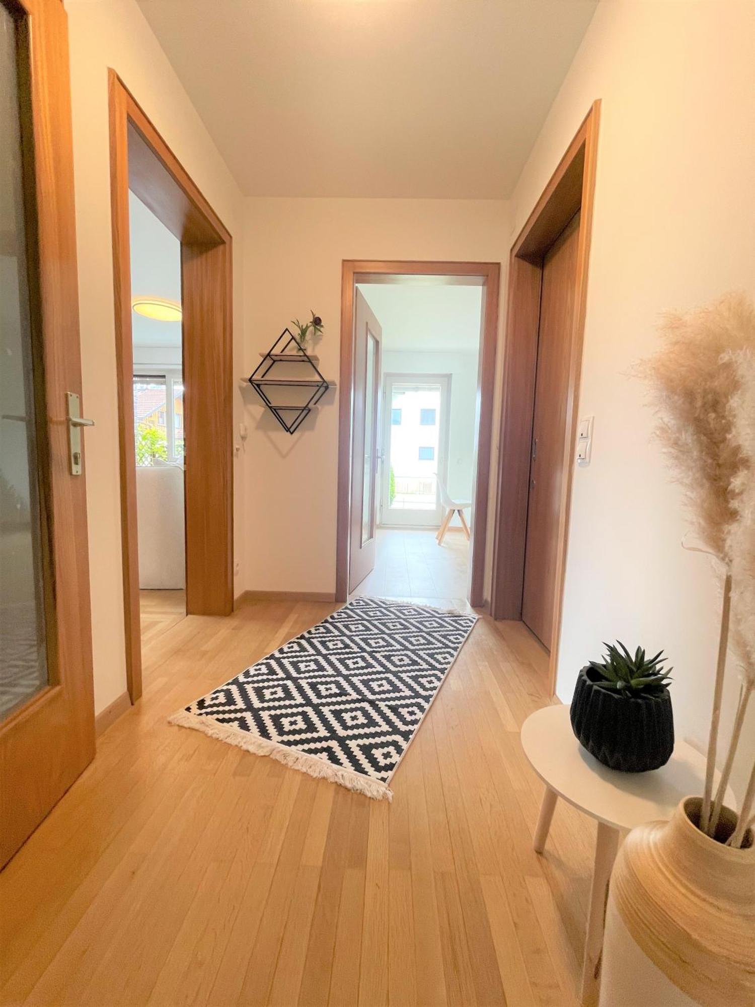 Crown Living Design Apartment - 2 Schlafzimmer - Kueche - Gratis Parkplatz - Abstellraum Fuer Fahrraeder/Ski Mader Exterior photo