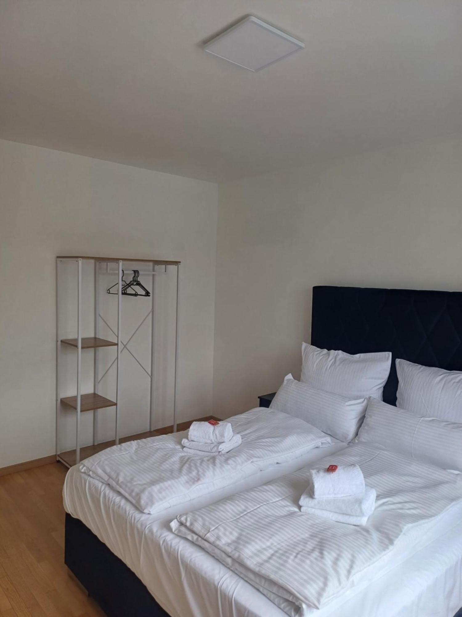 Crown Living Design Apartment - 2 Schlafzimmer - Kueche - Gratis Parkplatz - Abstellraum Fuer Fahrraeder/Ski Mader Exterior photo