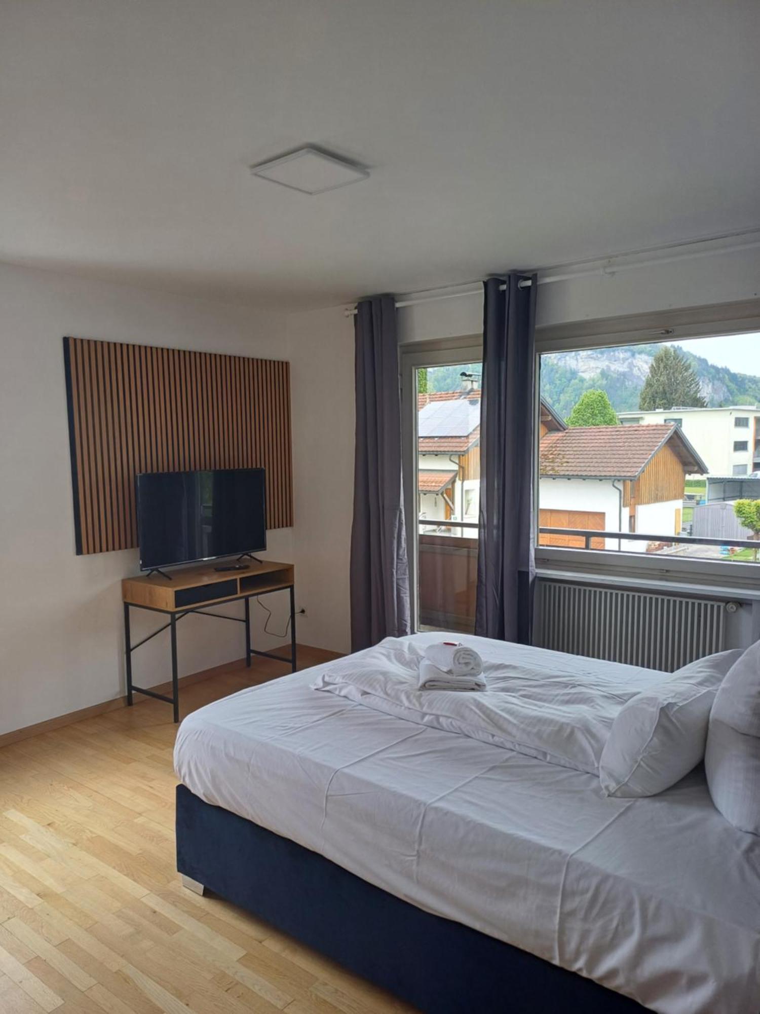 Crown Living Design Apartment - 2 Schlafzimmer - Kueche - Gratis Parkplatz - Abstellraum Fuer Fahrraeder/Ski Mader Exterior photo